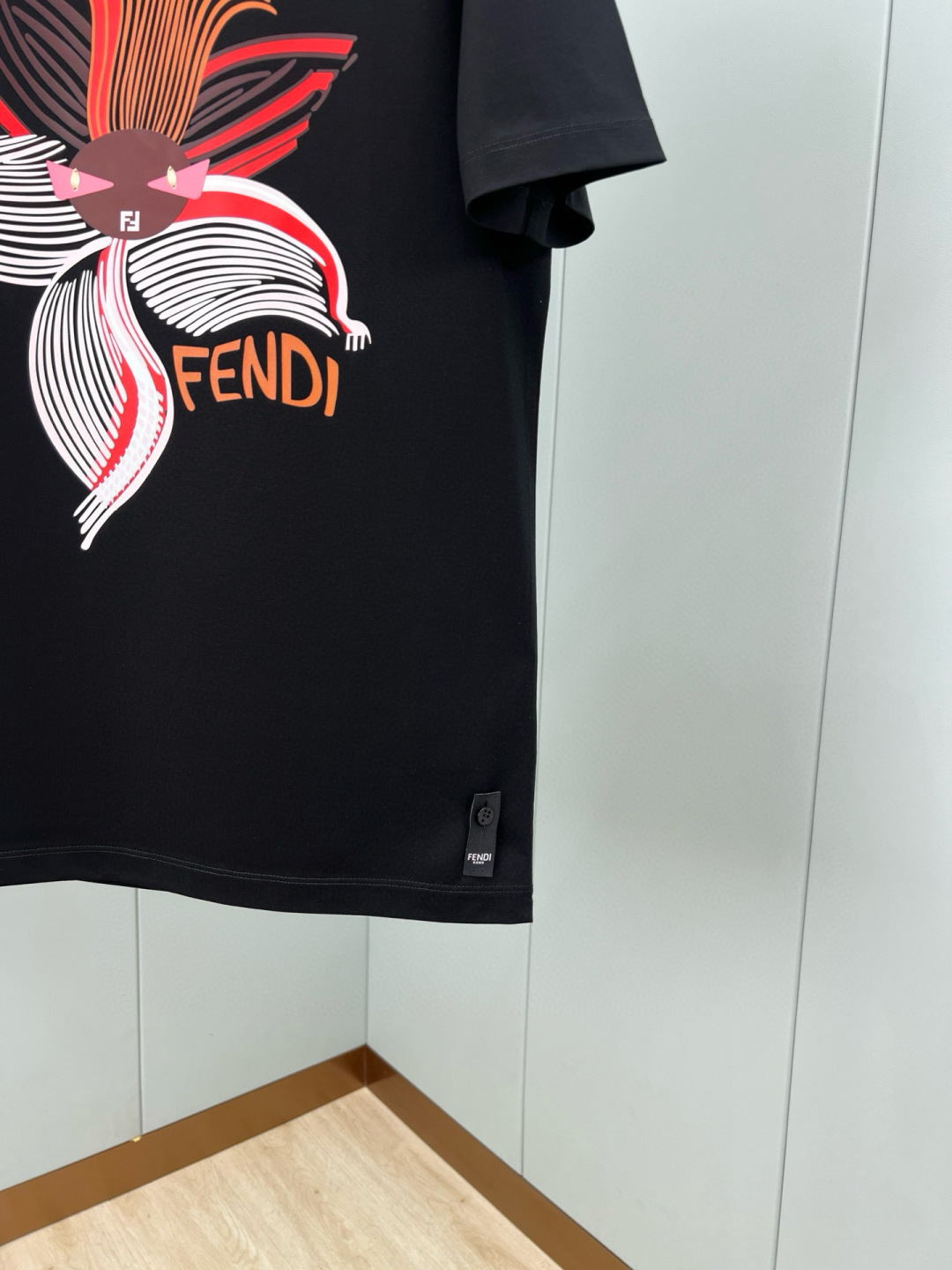 FENDI 25春夏新品花卉图形印花标识短袖T恤，正面胸前饰有花卉图形、FENDI Eyes和FENDI