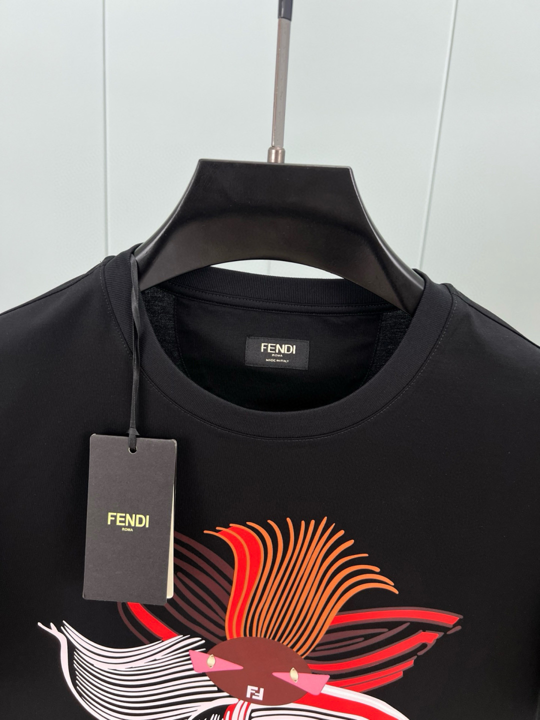 FENDI 25春夏新品花卉图形印花标识短袖T恤，正面胸前饰有花卉图形、FENDI Eyes和FENDI