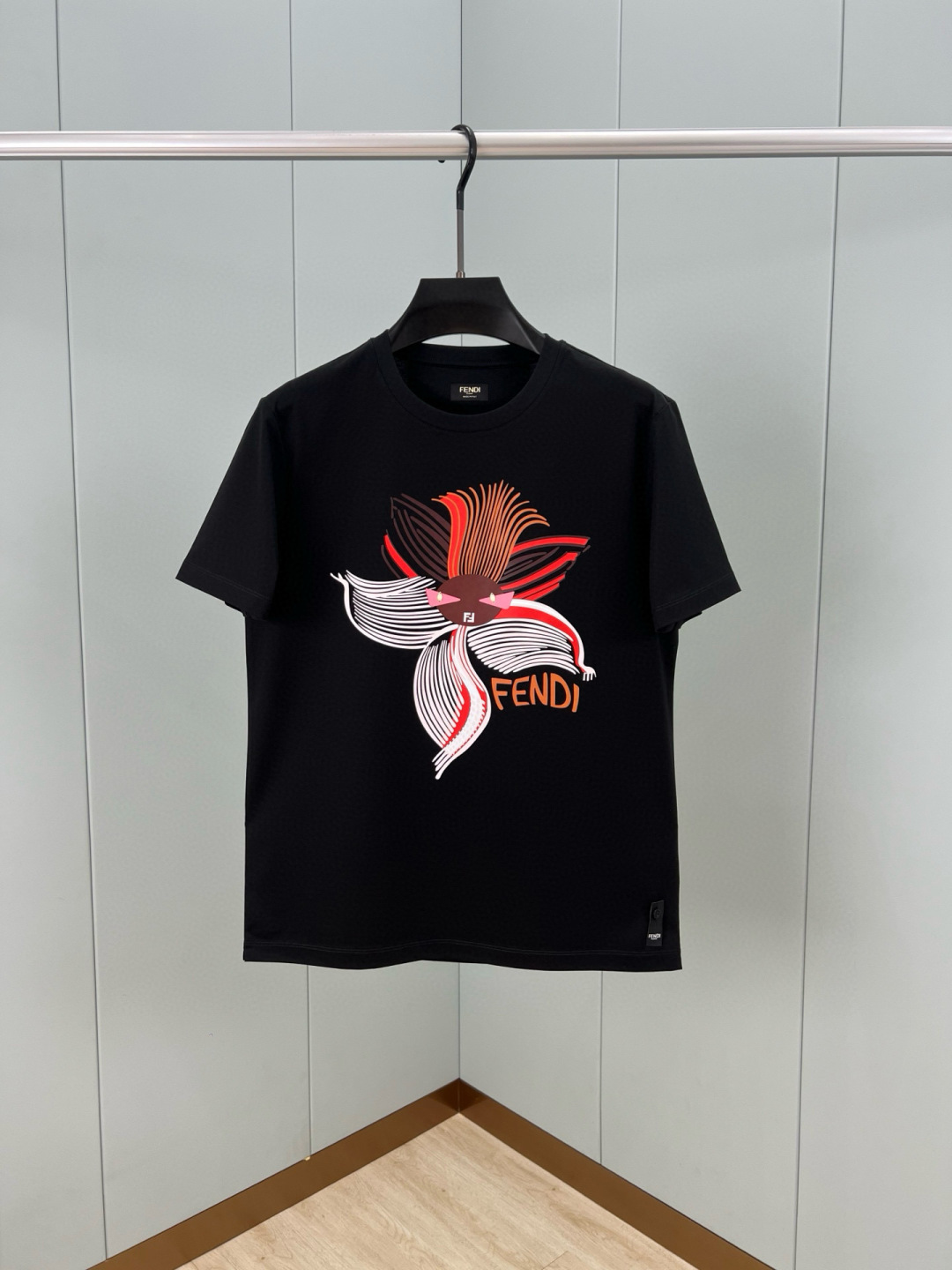 FENDI 25春夏新品花卉图形印花标识短袖T恤，正面胸前饰有花卉图形、FENDI Eyes和FENDI