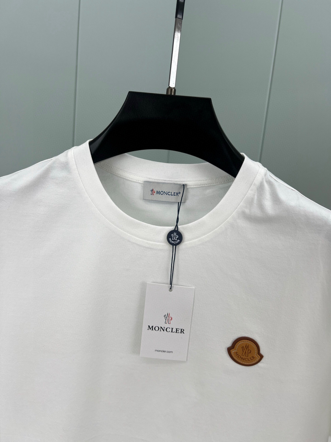 Moncler 春夏男士饰皮革徽章标志短袖T恤衫，正面皮革品牌元素徽标堪称百搭单品，彰显品牌辨识度，极简