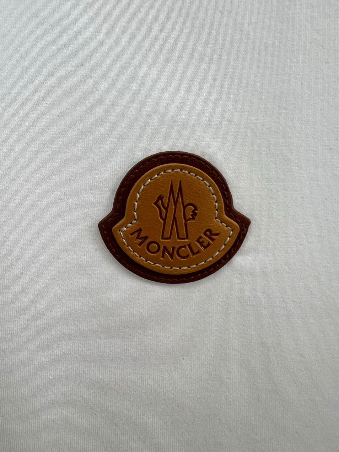 Moncler 春夏男士饰皮革徽章标志短袖T恤衫，正面皮革品牌元素徽标堪称百搭单品，彰显品牌辨识度，极简