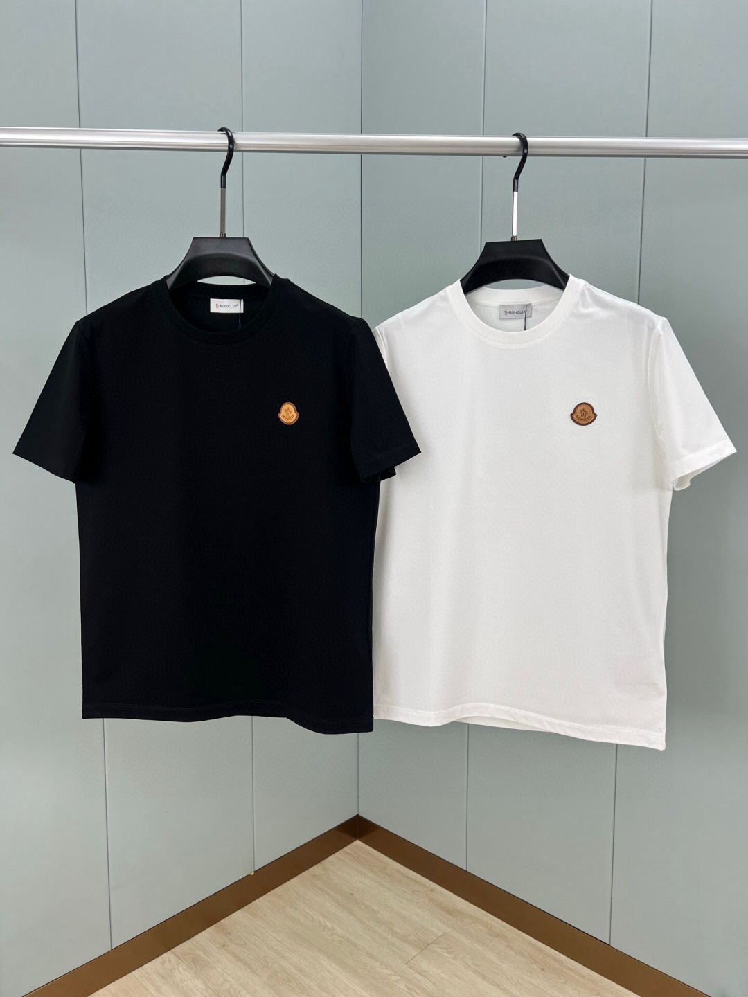 Moncler 春夏男士饰皮革徽章标志短袖T恤衫，正面皮革品牌元素徽标堪称百搭单品，彰显品牌辨识度，极简