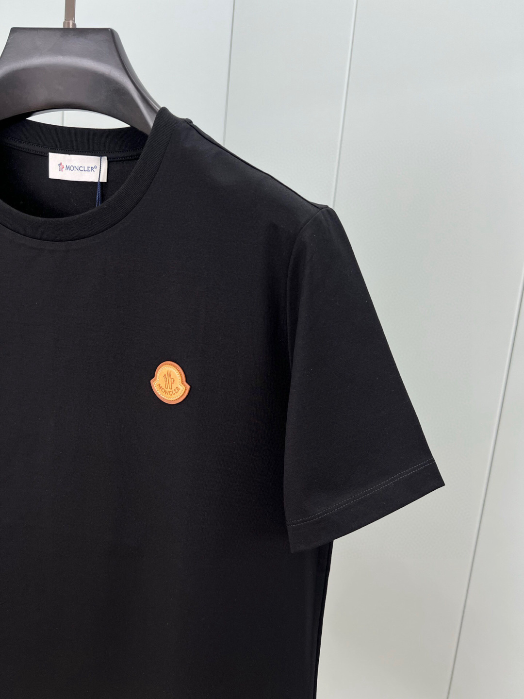 Moncler 春夏男士饰皮革徽章标志短袖T恤衫，正面皮革品牌元素徽标堪称百搭单品，彰显品牌辨识度，极简