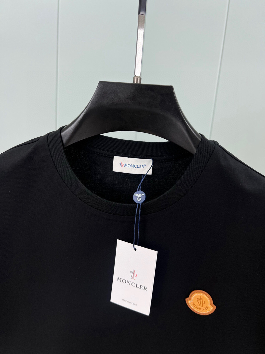 Moncler 春夏男士饰皮革徽章标志短袖T恤衫，正面皮革品牌元素徽标堪称百搭单品，彰显品牌辨识度，极简