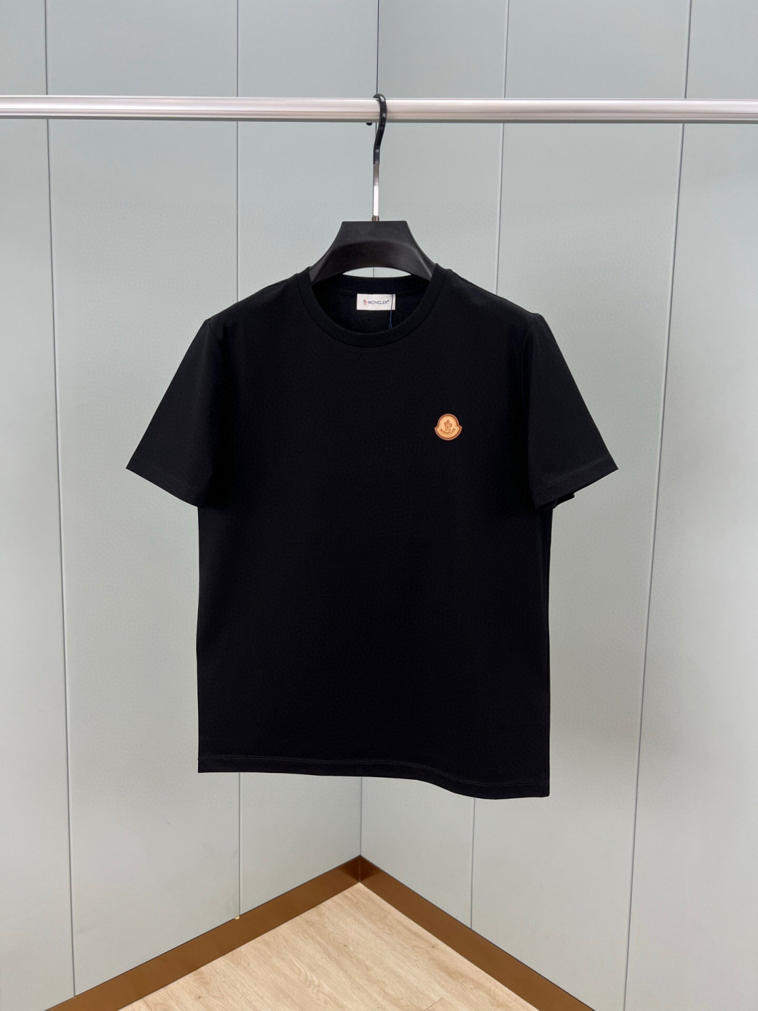 Moncler 春夏男士饰皮革徽章标志短袖T恤衫，正面皮革品牌元素徽标堪称百搭单品，彰显品牌辨识度，极简