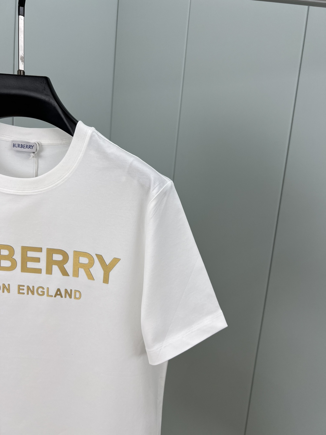 BURBERRY 夏季品牌经典立体字母标识短袖T恤，新季ZG同款，正面胸前伦敦限定标志性的Burberr