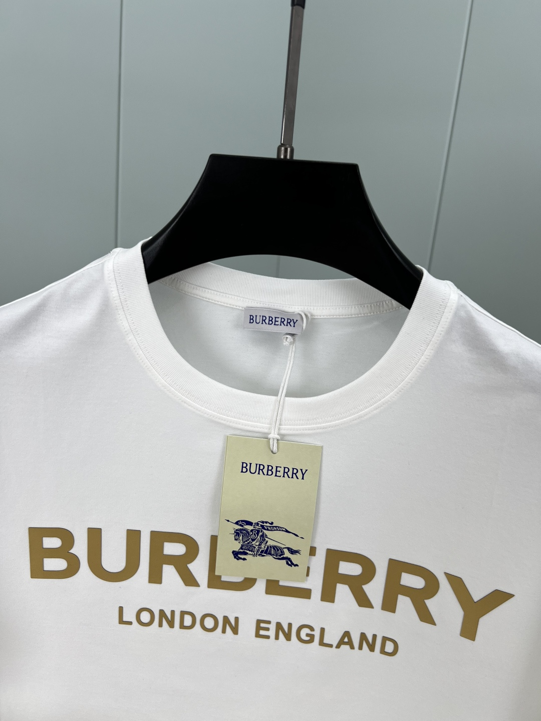 BURBERRY 夏季品牌经典立体字母标识短袖T恤，新季ZG同款，正面胸前伦敦限定标志性的Burberr