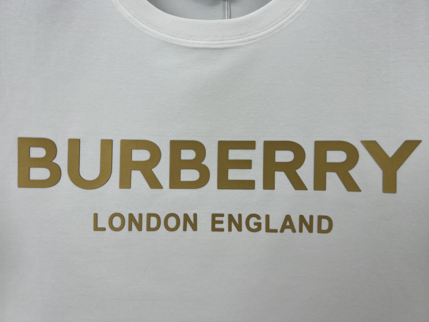 BURBERRY 夏季品牌经典立体字母标识短袖T恤，新季ZG同款，正面胸前伦敦限定标志性的Burberr