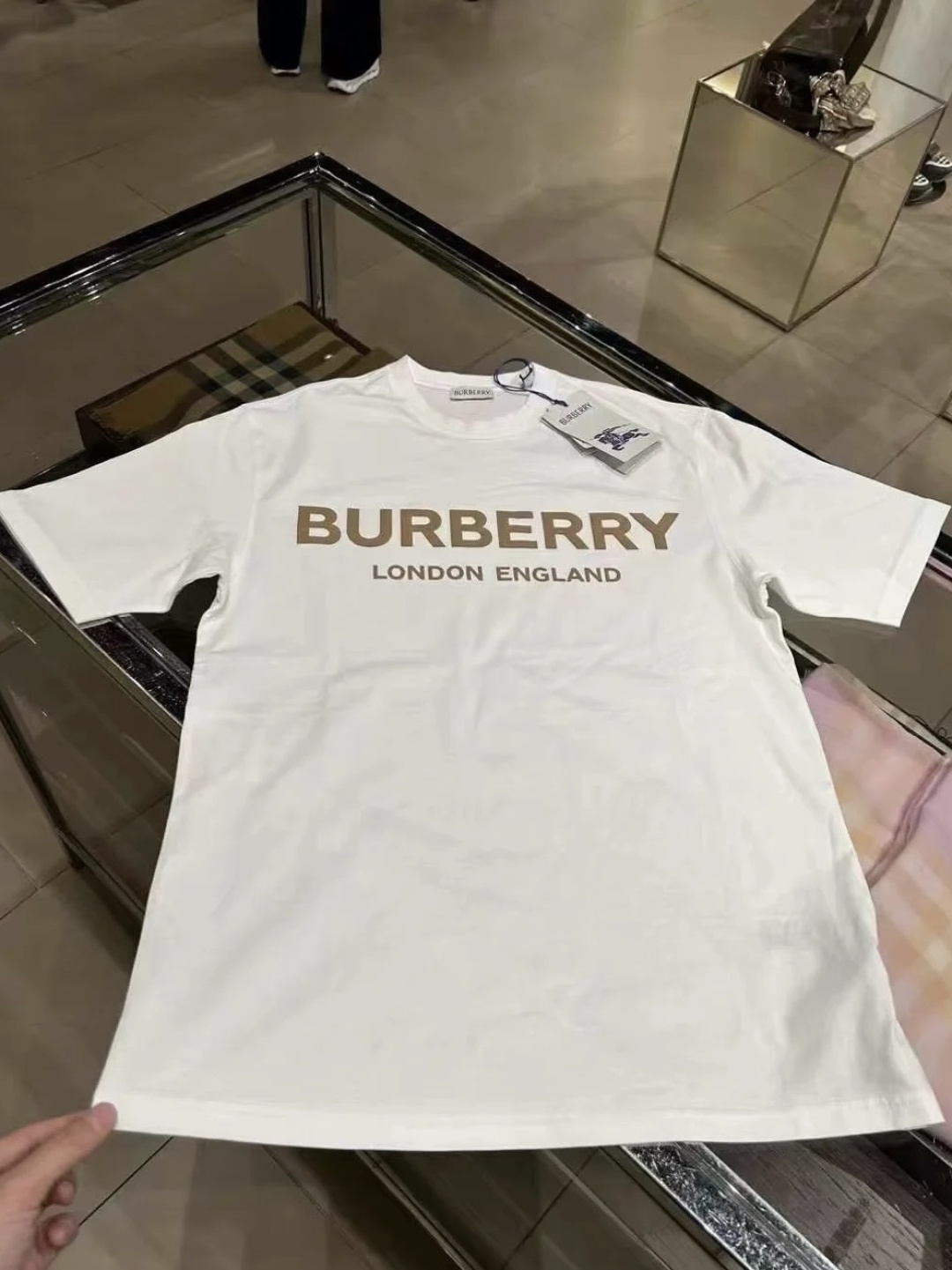 BURBERRY 夏季品牌经典立体字母标识短袖T恤，新季ZG同款，正面胸前伦敦限定标志性的Burberr