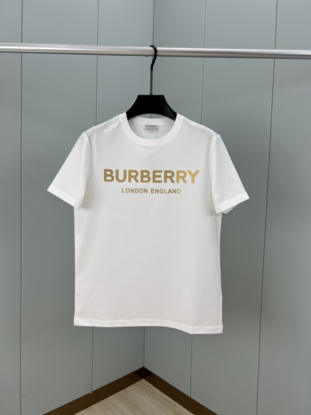 BURBERRY 夏季品牌经典立体字母标识短袖T恤，新季ZG同款，正面胸前伦敦限定标志性的Burberr