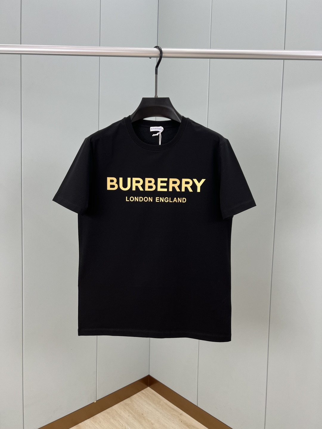 BURBERRY 夏季品牌经典立体字母标识短袖T恤，新季ZG同款，正面胸前伦敦限定标志性的Burberr