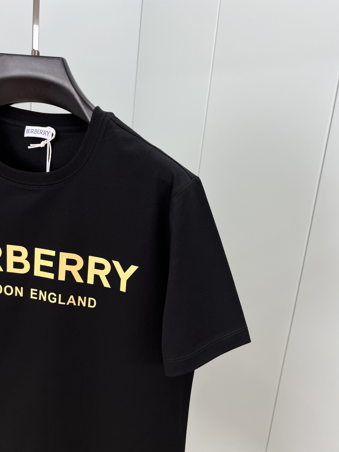 BURBERRY 夏季品牌经典立体字母标识短袖T恤，新季ZG同款，正面胸前伦敦限定标志性的Burberr