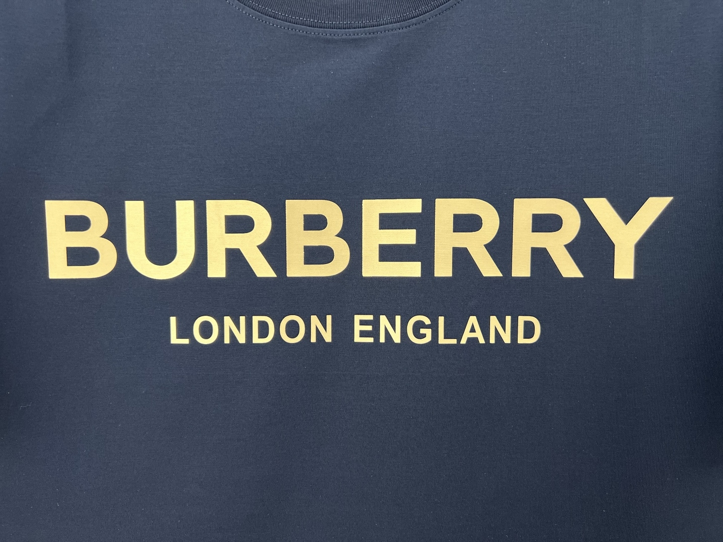 BURBERRY 夏季品牌经典立体字母标识短袖T恤，新季ZG同款，正面胸前伦敦限定标志性的Burberr