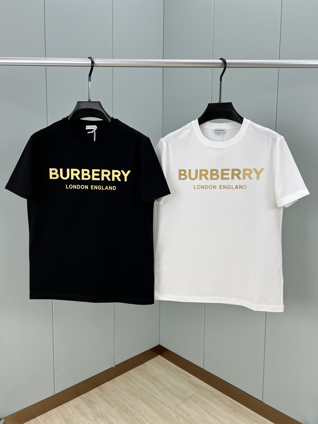 BURBERRY 夏季品牌经典立体字母标识短袖T恤，新季ZG同款，正面胸前伦敦限定标志性的Burberr