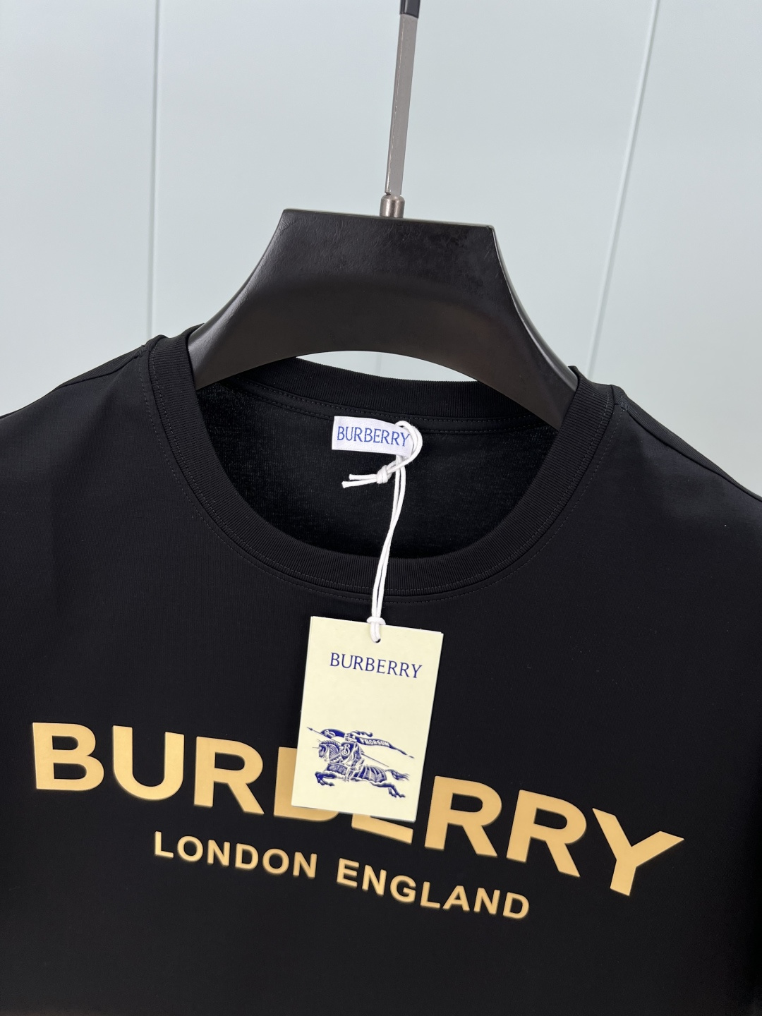 BURBERRY 夏季品牌经典立体字母标识短袖T恤，新季ZG同款，正面胸前伦敦限定标志性的Burberr