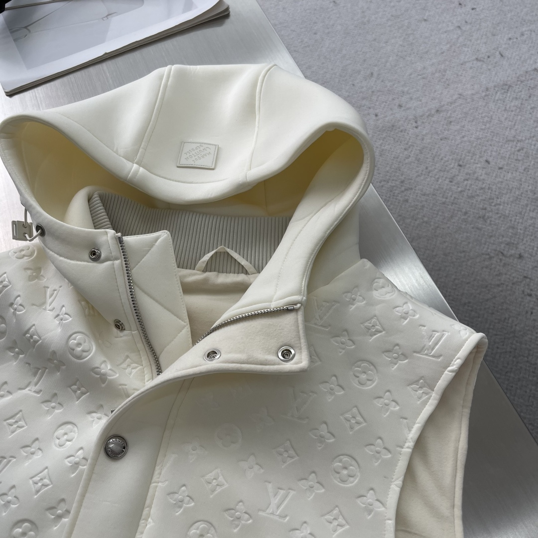 驴牌 25年秋季新款马甲定制五金面料进口提花空气层棉，质感光泽垂感更强，品相高级，通体满铺四叶草元素字母