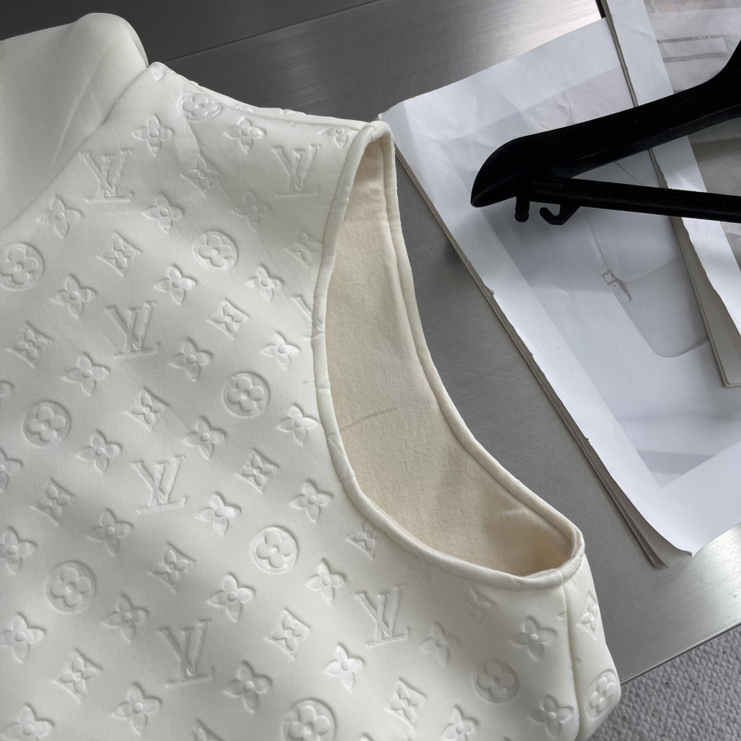 驴牌 25年秋季新款马甲定制五金面料进口提花空气层棉，质感光泽垂感更强，品相高级，通体满铺四叶草元素字母