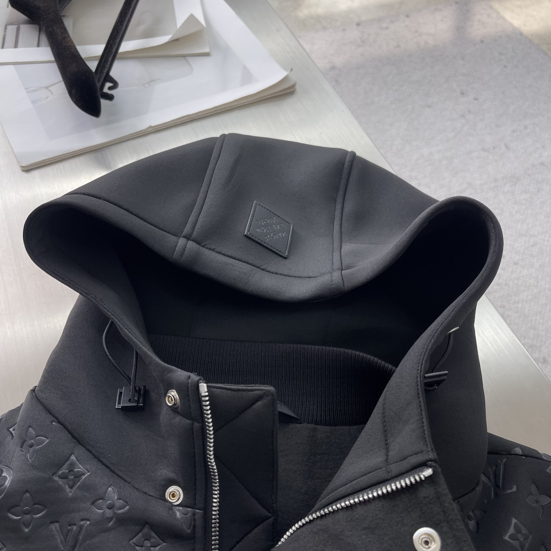 驴牌 25年秋季新款马甲定制五金面料进口提花空气层棉，质感光泽垂感更强，品相高级，通体满铺四叶草元素字母