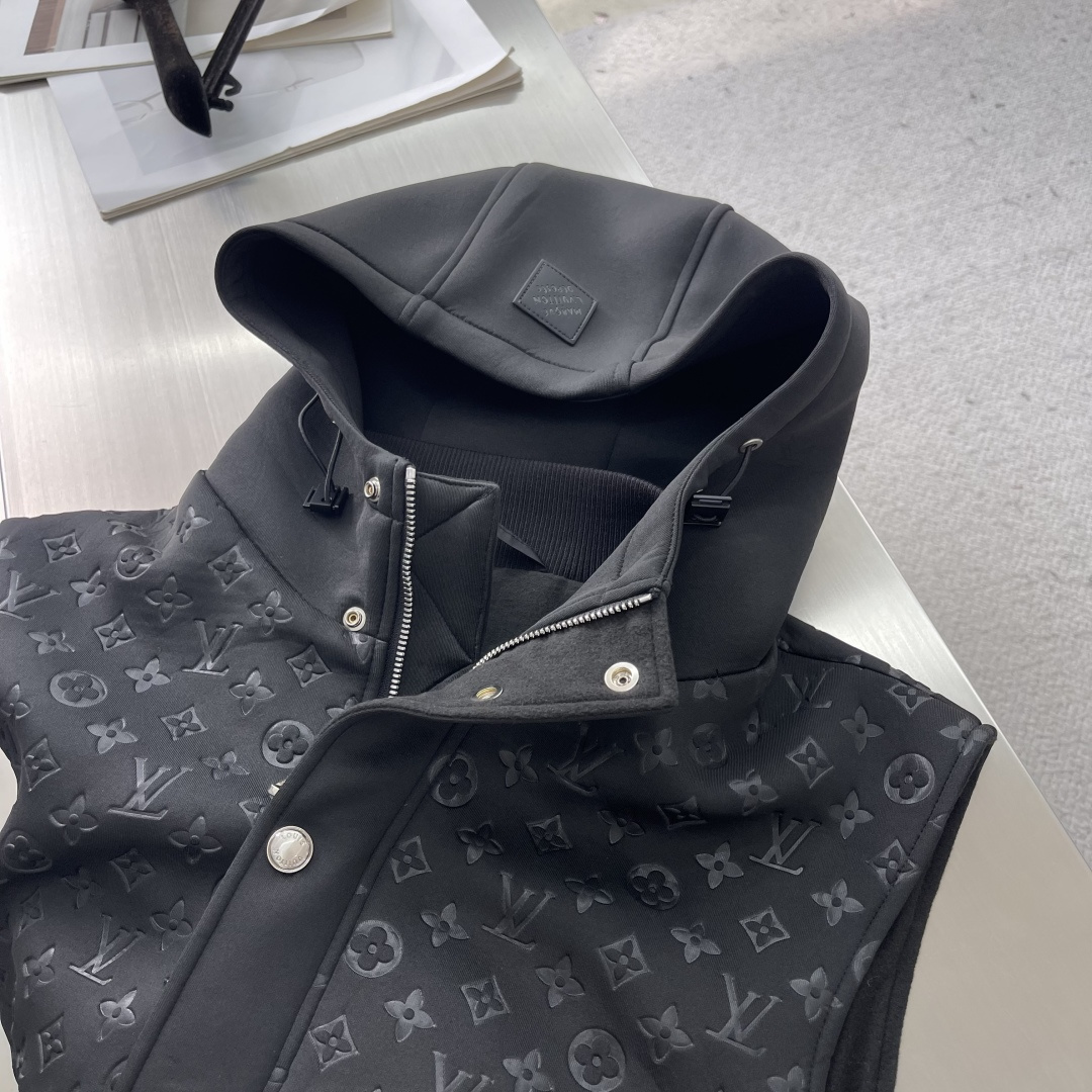 驴牌 25年秋季新款马甲定制五金面料进口提花空气层棉，质感光泽垂感更强，品相高级，通体满铺四叶草元素字母