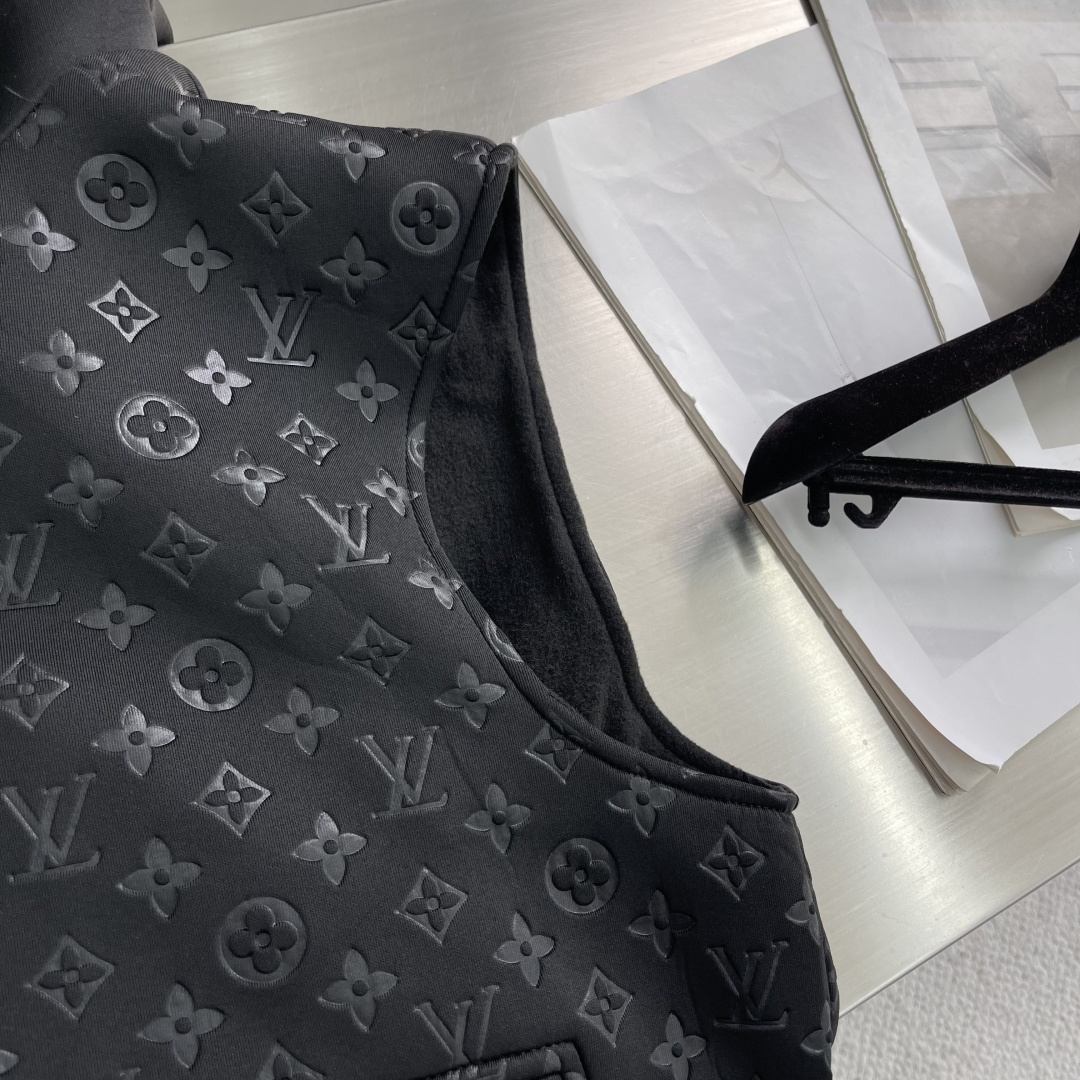 驴牌 25年秋季新款马甲定制五金面料进口提花空气层棉，质感光泽垂感更强，品相高级，通体满铺四叶草元素字母