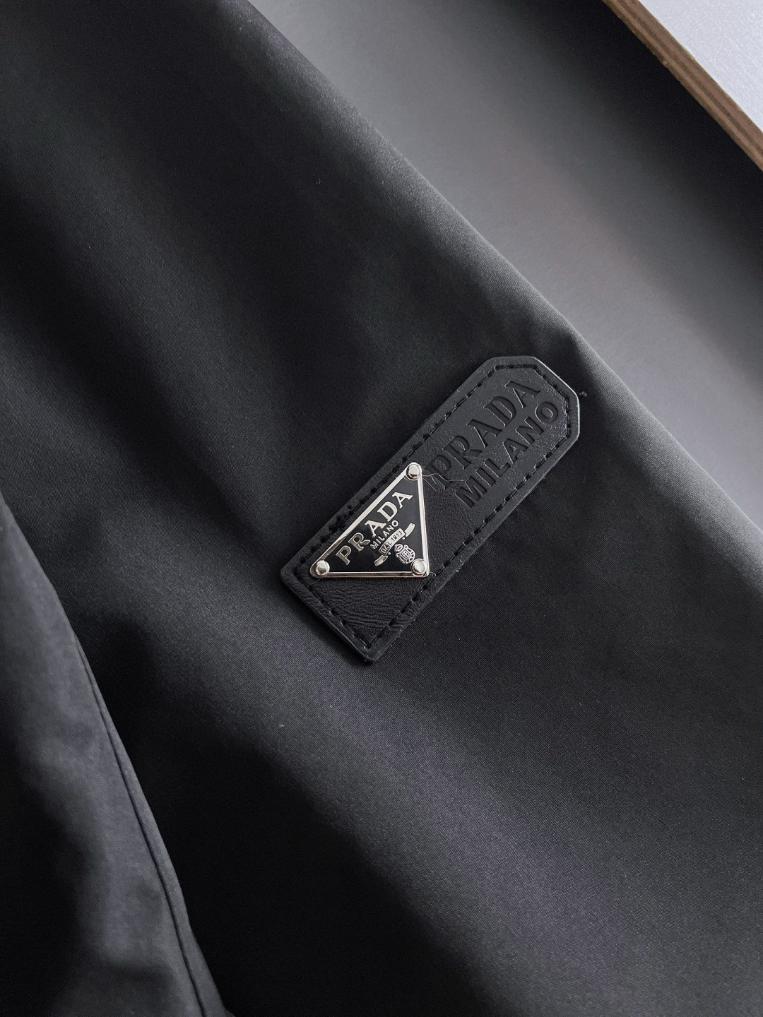 普拉达 官网同款，提前发售！2025ss开秋新款男士夹克外套，原单三标齐全高端版本！带隐藏帽，专柜定制面