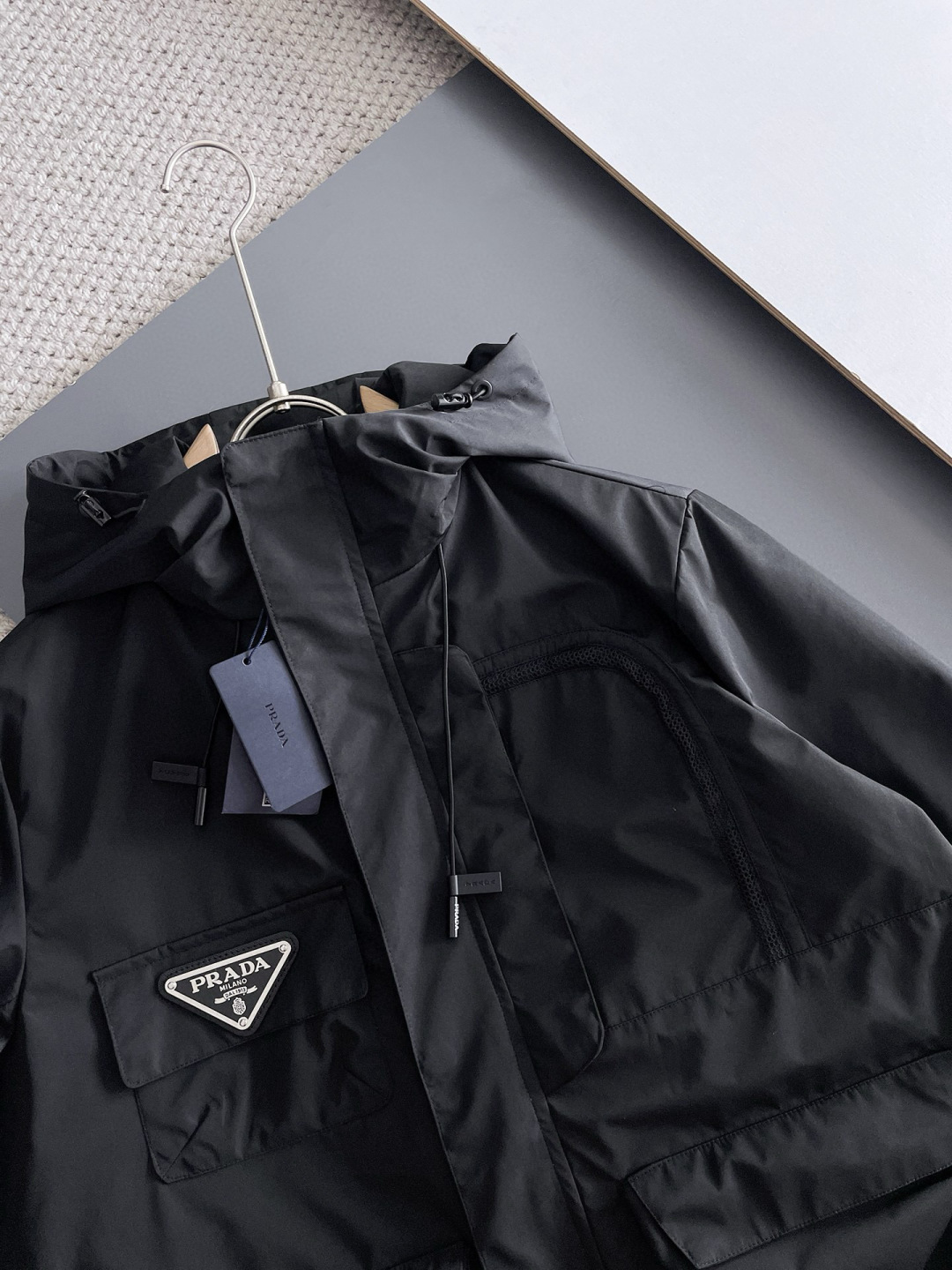 普拉达 官网同款，提前发售！2025ss开秋新款男士夹克外套，原单三标齐全高端版本！带隐藏帽，专柜定制面