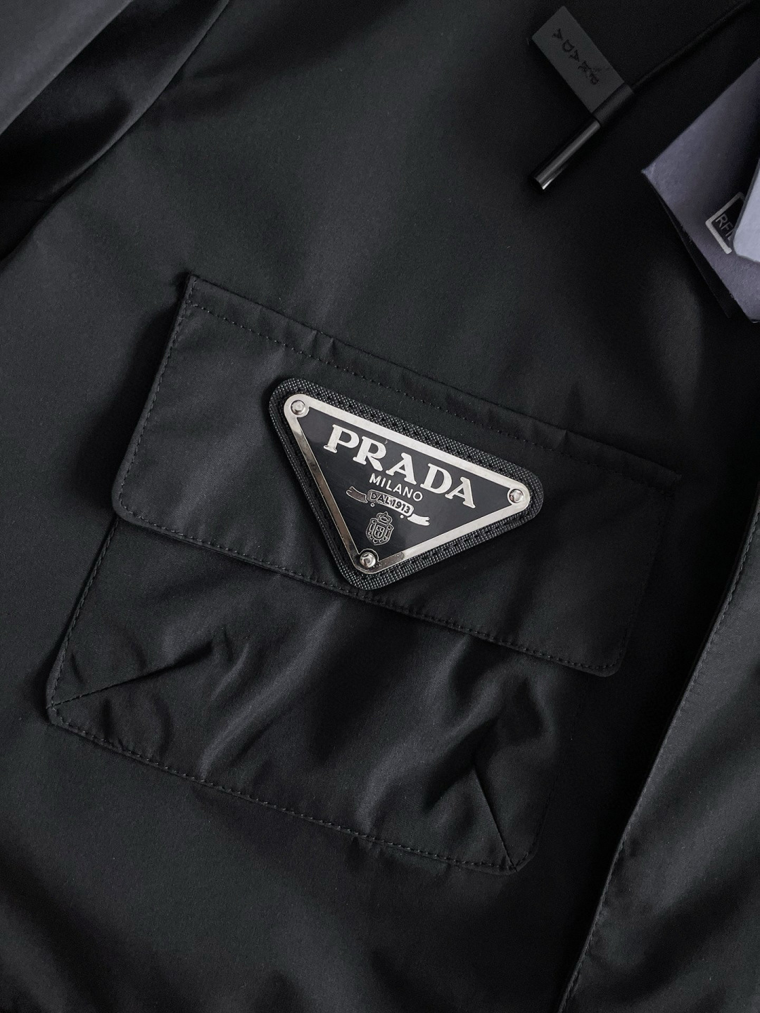 普拉达 官网同款，提前发售！2025ss开秋新款男士夹克外套，原单三标齐全高端版本！带隐藏帽，专柜定制面