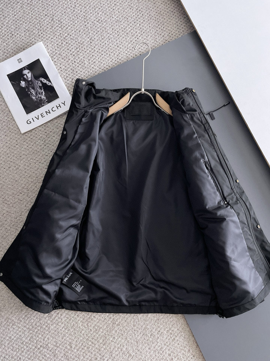 普拉达 官网同款，提前发售！2025ss开秋新款男士夹克外套，原单三标齐全高端版本！带隐藏帽，专柜定制面