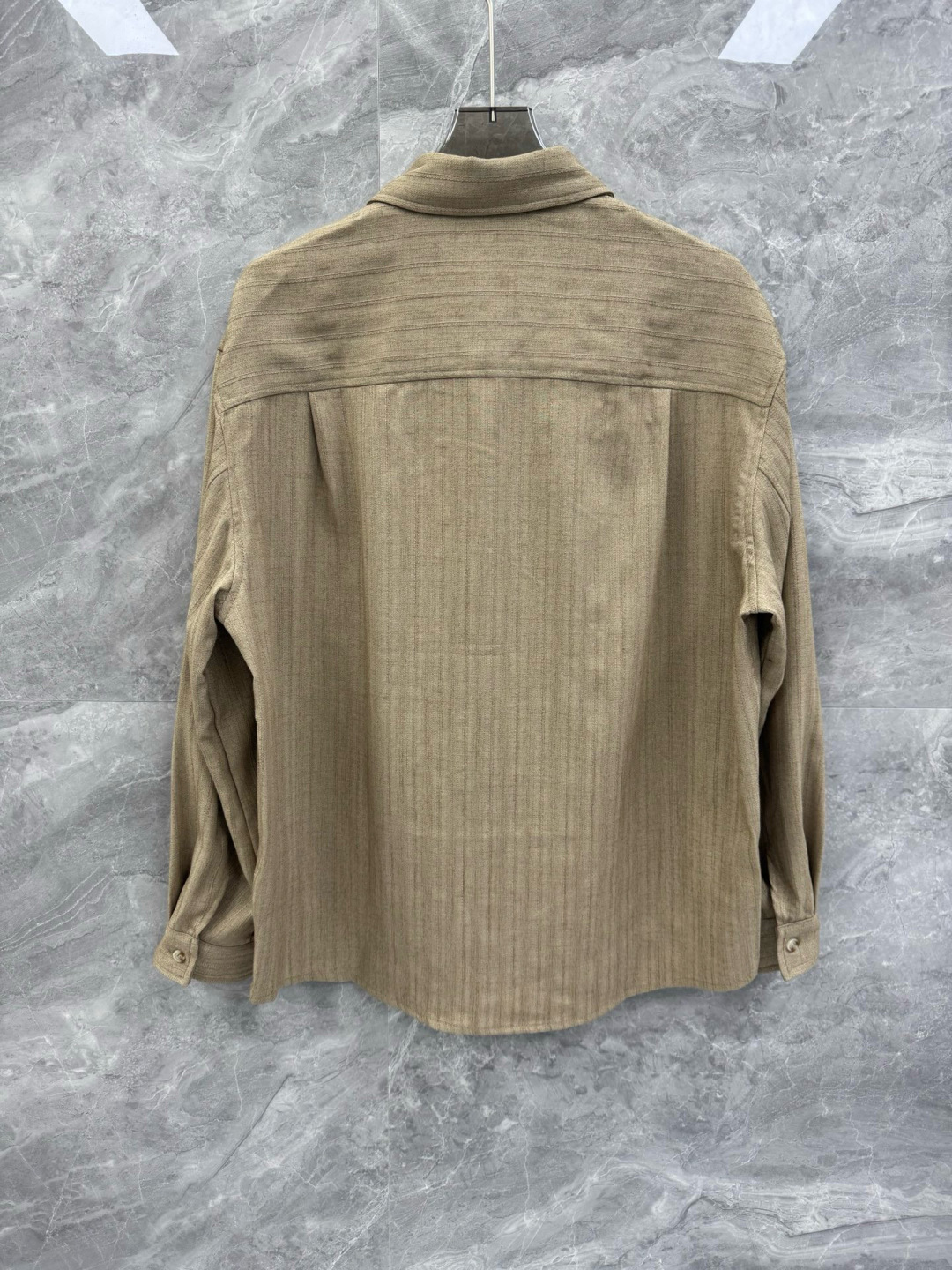 驴家🔥🔥秋季新款长袖衬衫，采用理感面料的运用，表面肌理使得整体层次丰富，口袋下方活页形式区别于普通口袋，