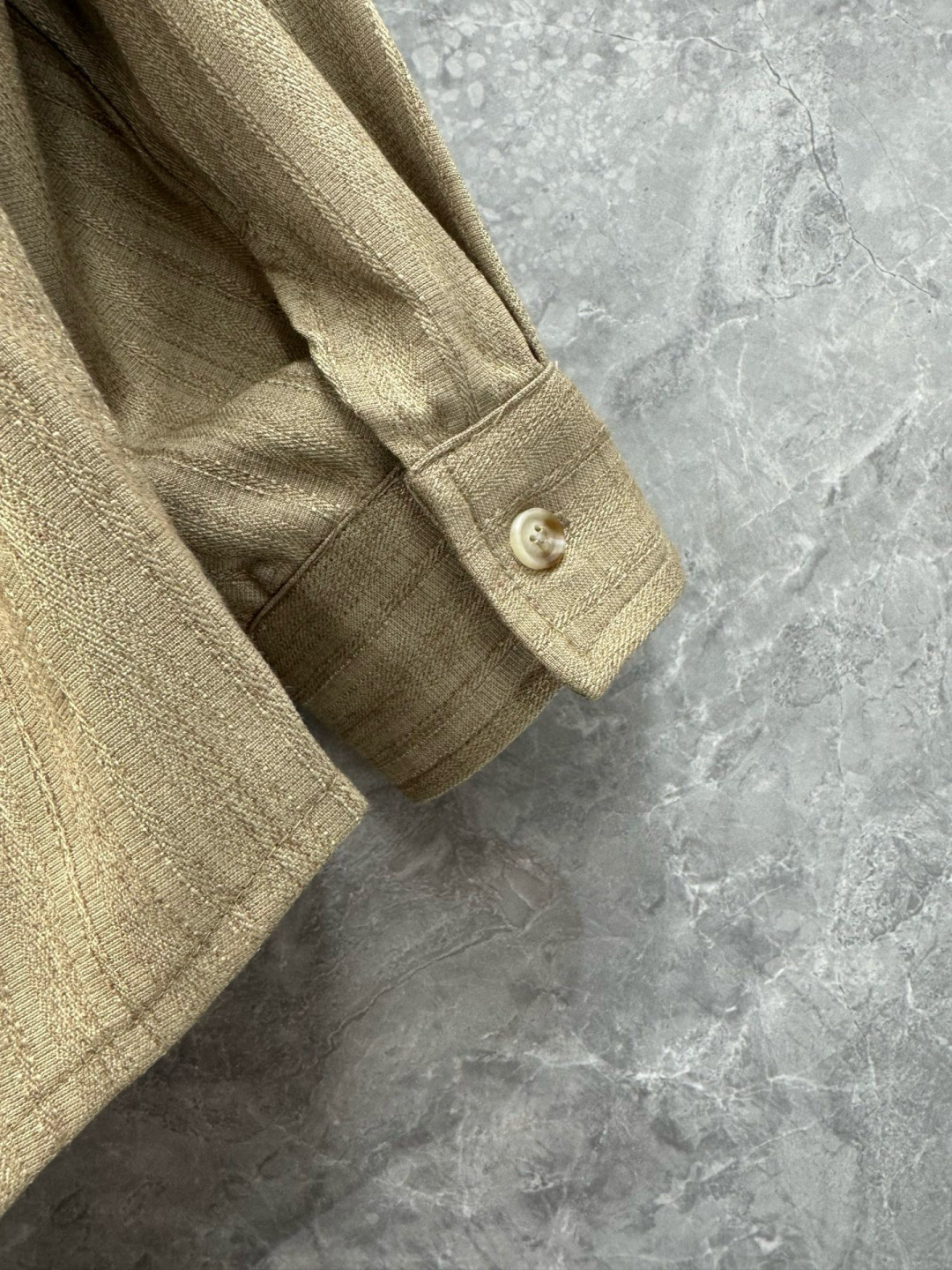 驴家🔥🔥秋季新款长袖衬衫，采用理感面料的运用，表面肌理使得整体层次丰富，口袋下方活页形式区别于普通口袋，