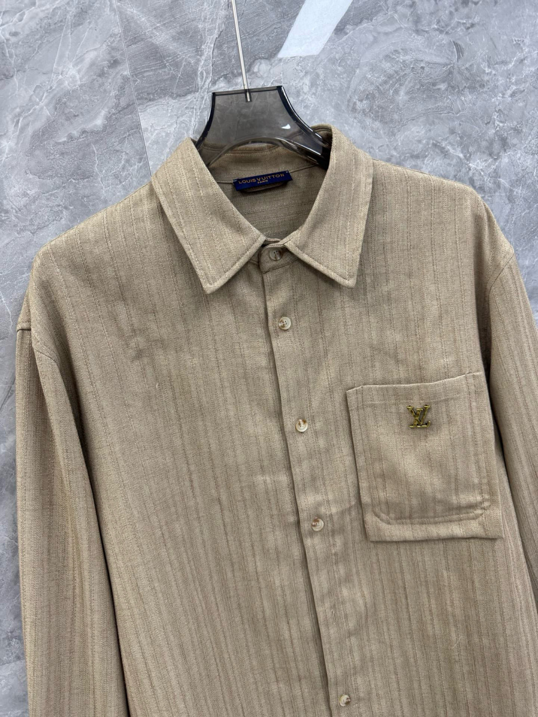 驴家🔥🔥秋季新款长袖衬衫，采用理感面料的运用，表面肌理使得整体层次丰富，口袋下方活页形式区别于普通口袋，