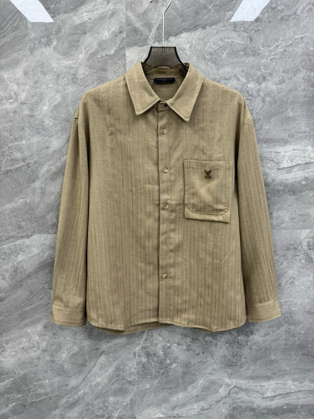 驴家🔥🔥秋季新款长袖衬衫，采用理感面料的运用，表面肌理使得整体层次丰富，口袋下方活页形式区别于普通口袋，