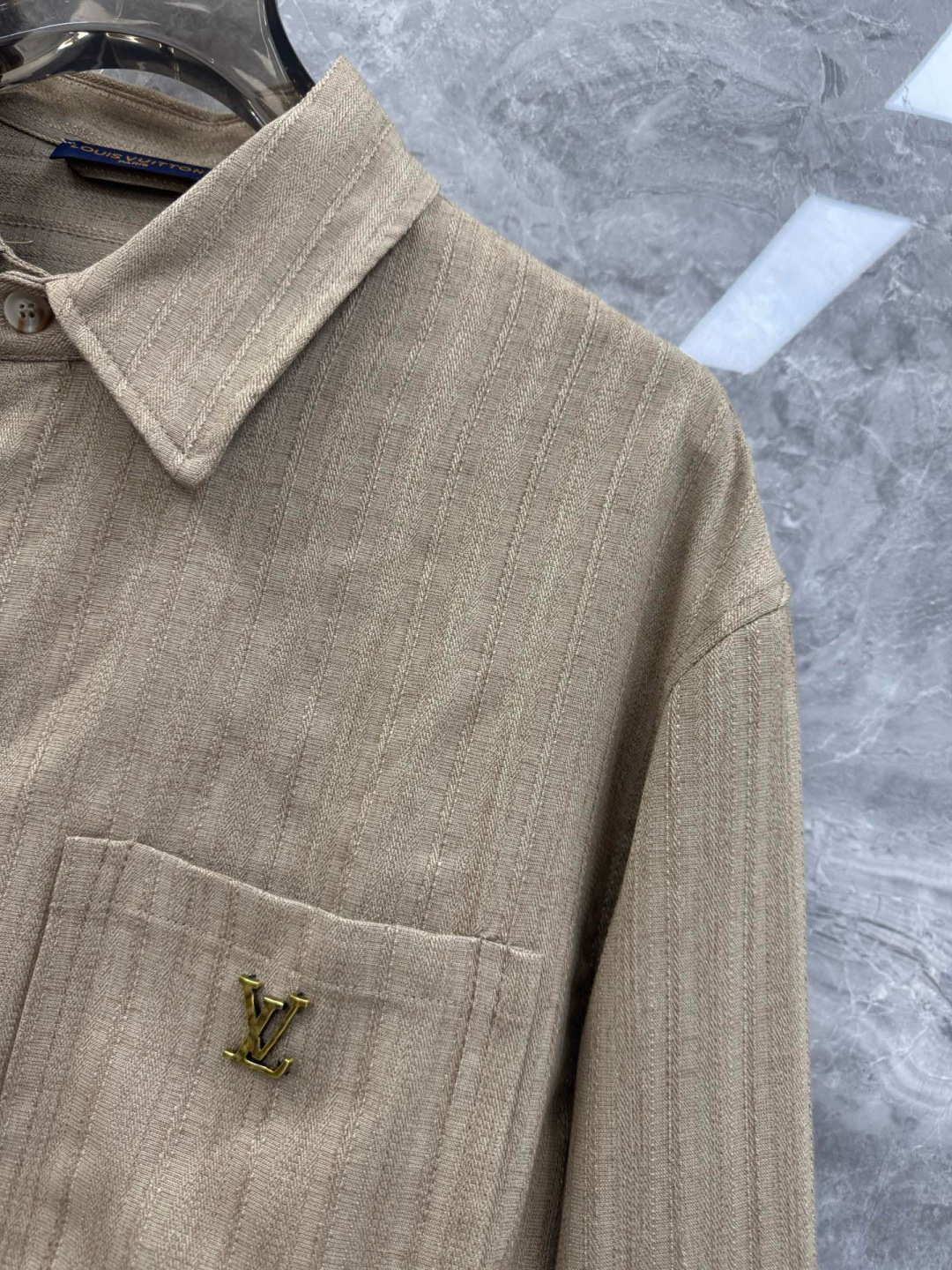 驴家🔥🔥秋季新款长袖衬衫，采用理感面料的运用，表面肌理使得整体层次丰富，口袋下方活页形式区别于普通口袋，