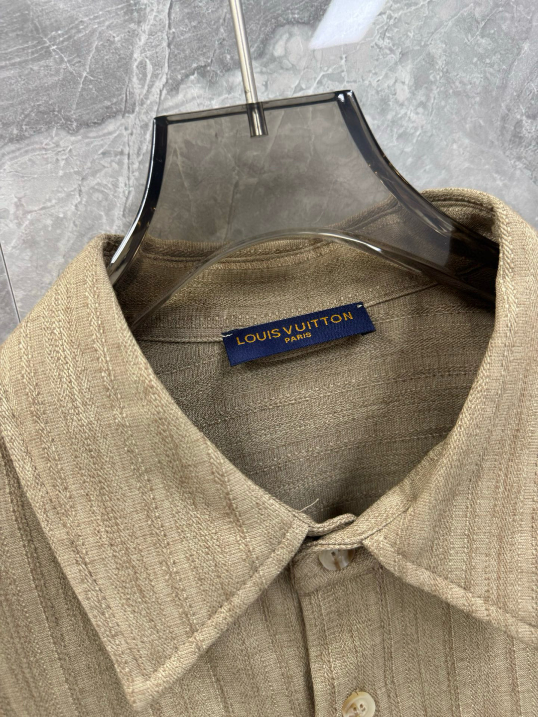 驴家🔥🔥秋季新款长袖衬衫，采用理感面料的运用，表面肌理使得整体层次丰富，口袋下方活页形式区别于普通口袋，