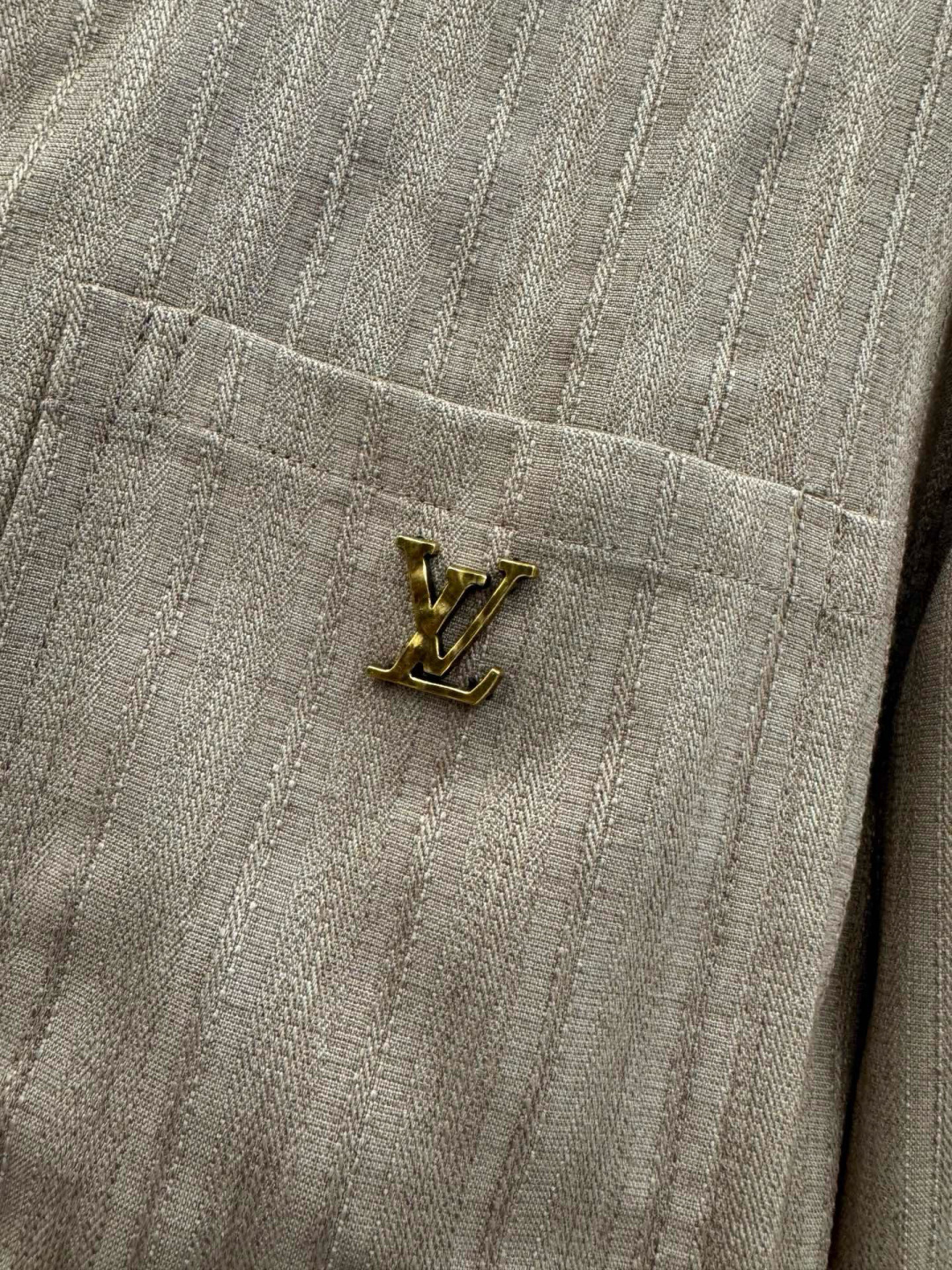 驴家🔥🔥秋季新款长袖衬衫，采用理感面料的运用，表面肌理使得整体层次丰富，口袋下方活页形式区别于普通口袋，