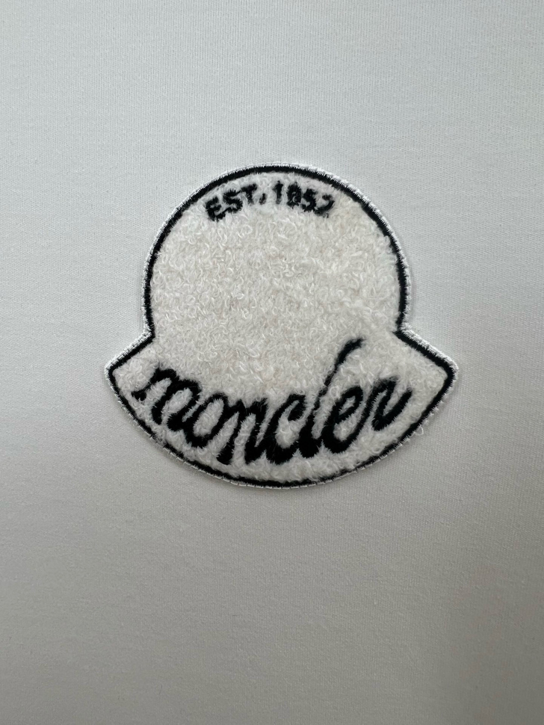 Moncler.蒙口 25秋冬新季刺绣徽章长袖T恤衫，正面缀饰新季元素刺绣徽章焕新品牌设计，左袖边饰有经
