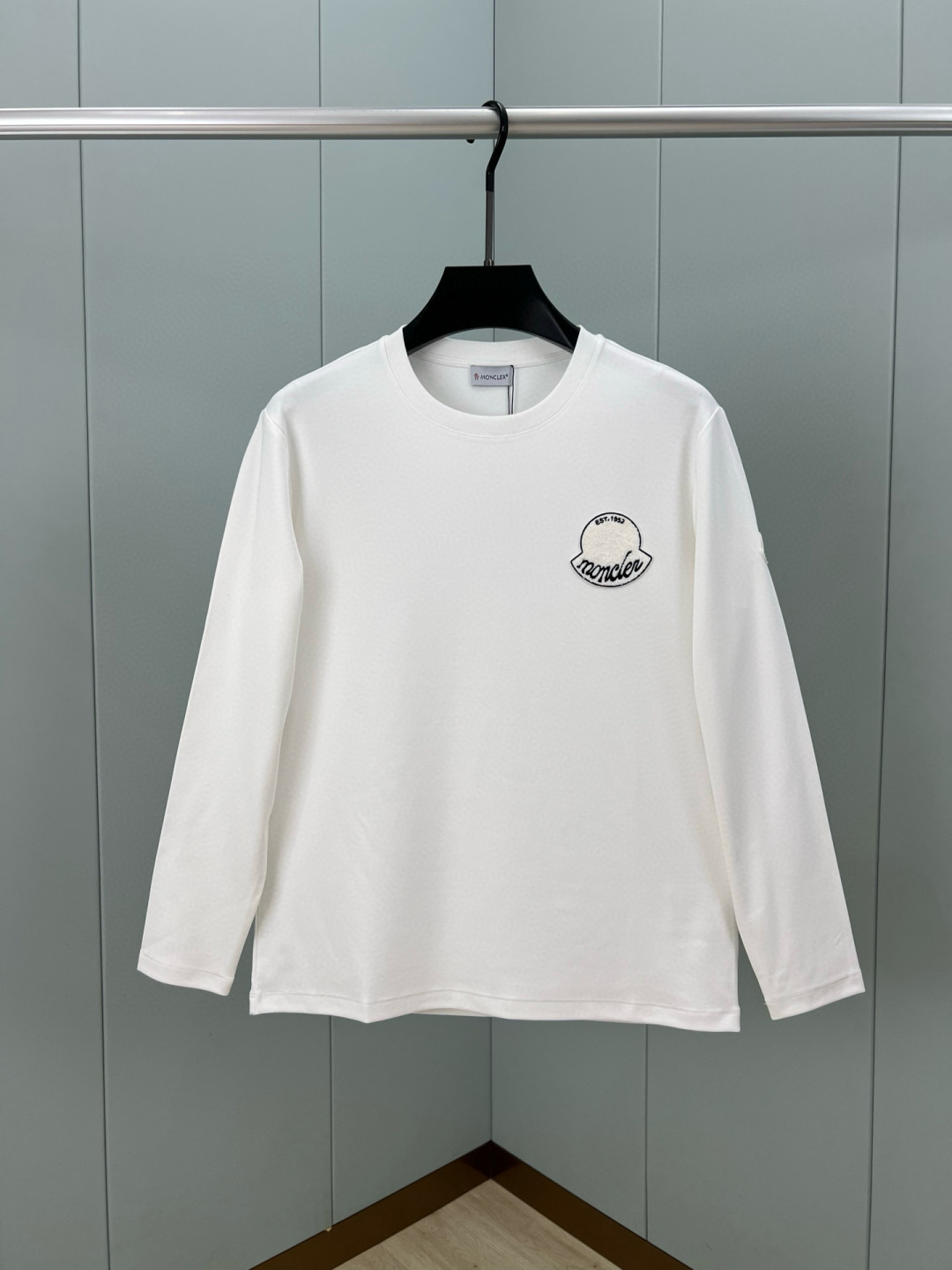 Moncler.蒙口 25秋冬新季刺绣徽章长袖T恤衫，正面缀饰新季元素刺绣徽章焕新品牌设计，左袖边饰有经