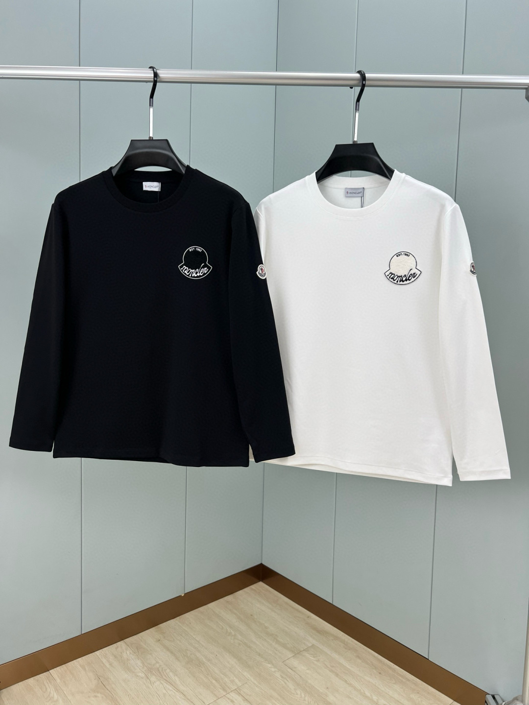 Moncler.蒙口 25秋冬新季刺绣徽章长袖T恤衫，正面缀饰新季元素刺绣徽章焕新品牌设计，左袖边饰有经