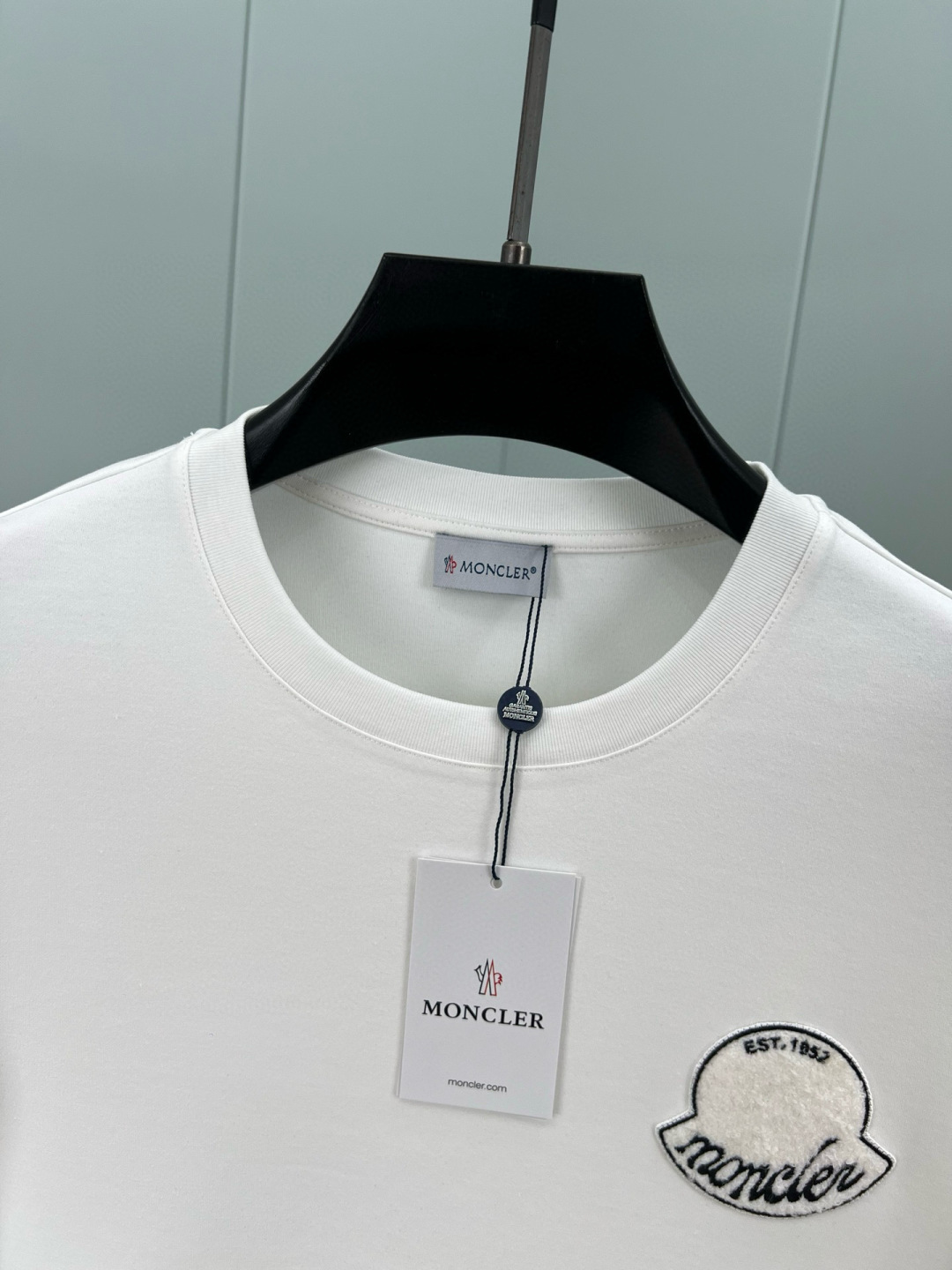 Moncler.蒙口 25秋冬新季刺绣徽章长袖T恤衫，正面缀饰新季元素刺绣徽章焕新品牌设计，左袖边饰有经