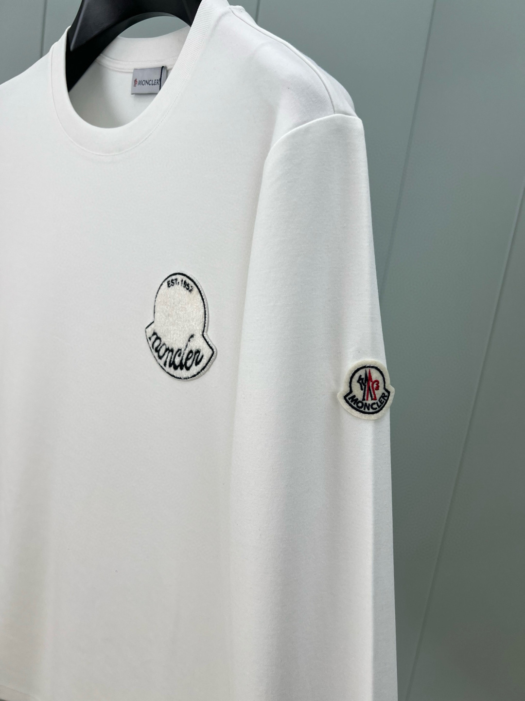 Moncler.蒙口 25秋冬新季刺绣徽章长袖T恤衫，正面缀饰新季元素刺绣徽章焕新品牌设计，左袖边饰有经