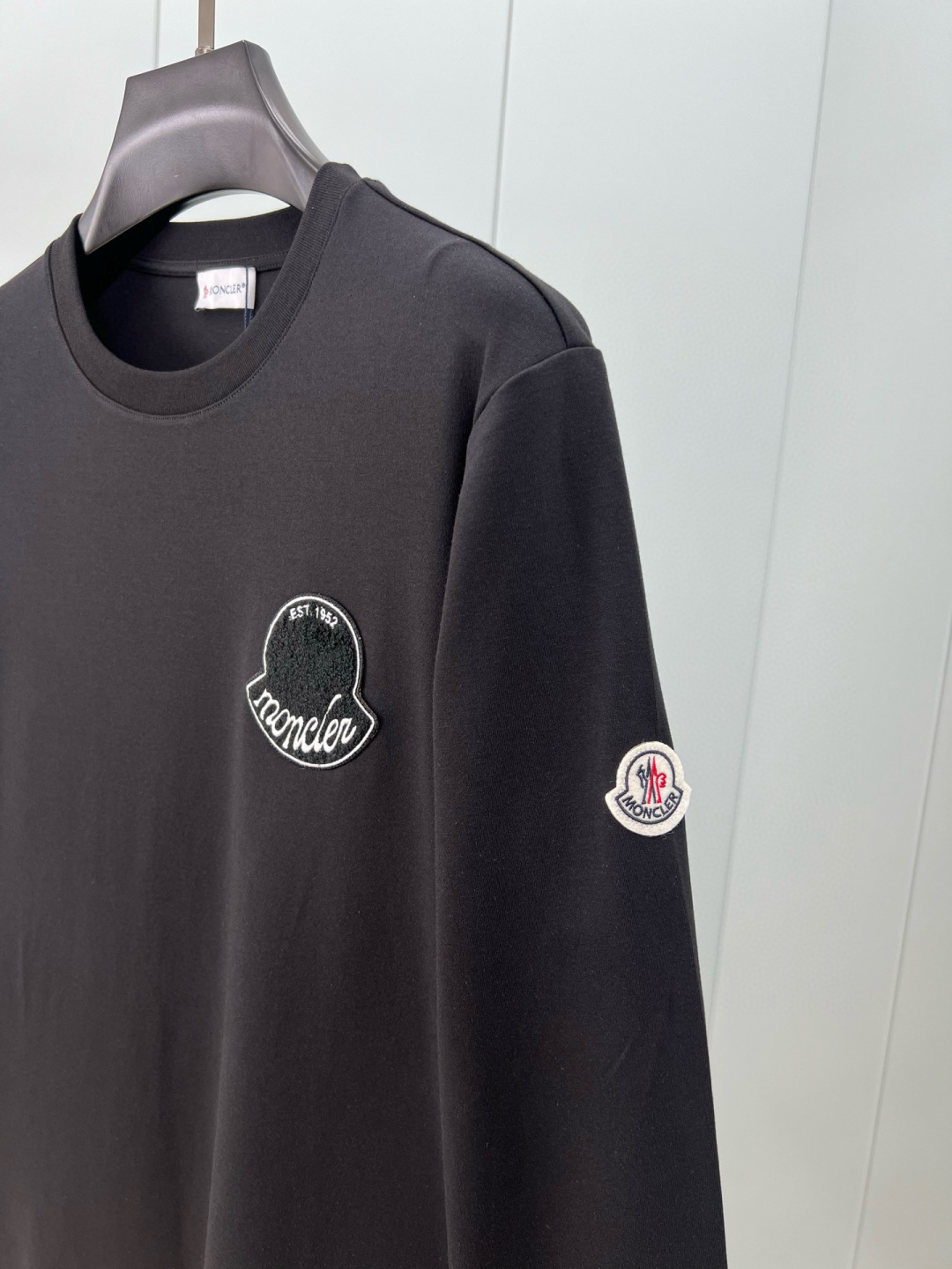 Moncler.蒙口 25秋冬新季刺绣徽章长袖T恤衫，正面缀饰新季元素刺绣徽章焕新品牌设计，左袖边饰有经