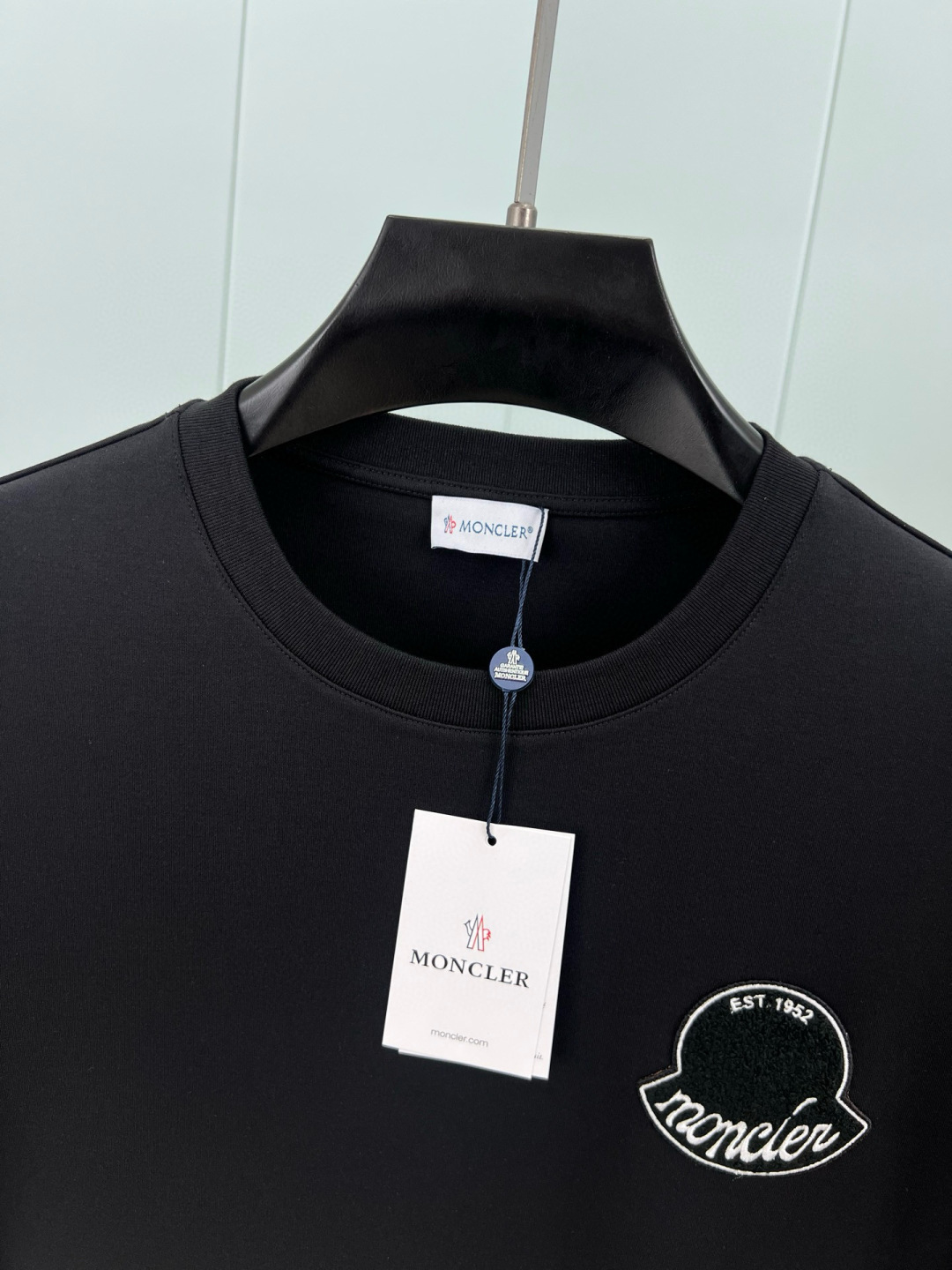Moncler.蒙口 25秋冬新季刺绣徽章长袖T恤衫，正面缀饰新季元素刺绣徽章焕新品牌设计，左袖边饰有经