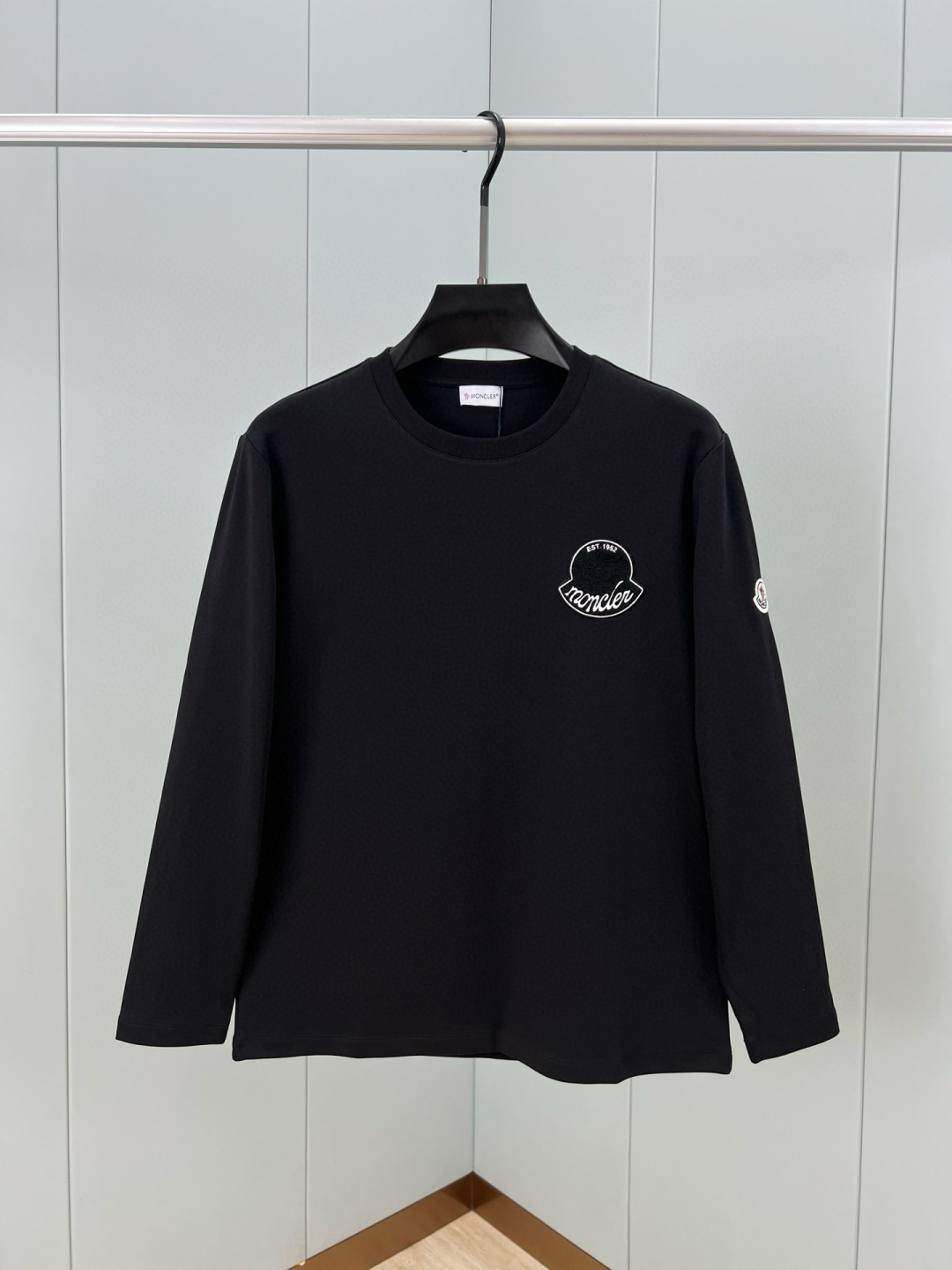 Moncler.蒙口 25秋冬新季刺绣徽章长袖T恤衫，正面缀饰新季元素刺绣徽章焕新品牌设计，左袖边饰有经