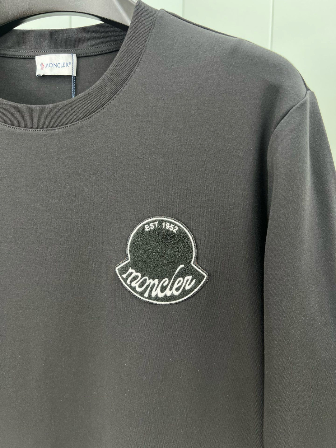 Moncler.蒙口 25秋冬新季刺绣徽章长袖T恤衫，正面缀饰新季元素刺绣徽章焕新品牌设计，左袖边饰有经