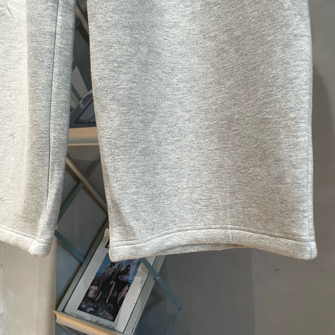 Acne Studios🌟早秋新款休闲卫裤🆕采用优质面料（含羊绒），具有质感，松紧腰带设计，超级时尚洋气