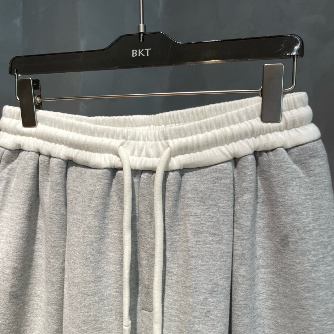 Acne Studios🌟早秋新款休闲卫裤🆕采用优质面料（含羊绒），具有质感，松紧腰带设计，超级时尚洋气