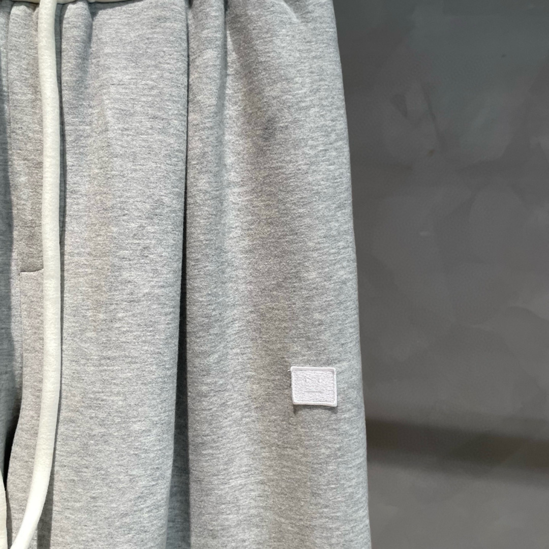 Acne Studios🌟早秋新款休闲卫裤🆕采用优质面料（含羊绒），具有质感，松紧腰带设计，超级时尚洋气