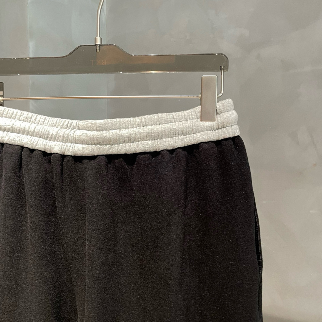 Acne Studios🌟早秋新款休闲卫裤🆕采用优质面料（含羊绒），具有质感，松紧腰带设计，超级时尚洋气