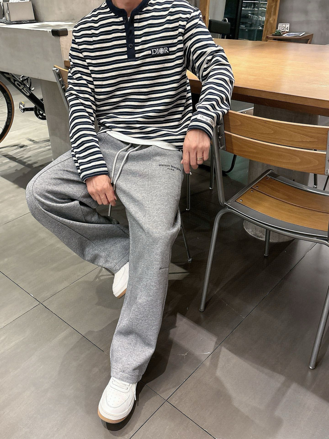 马吉拉🔥新款休闲裤，采用双纱精棉面料，裤子侧向饰有logo字母设计，辨识度颇为鲜明，弹性松紧腰边抽绳束脚