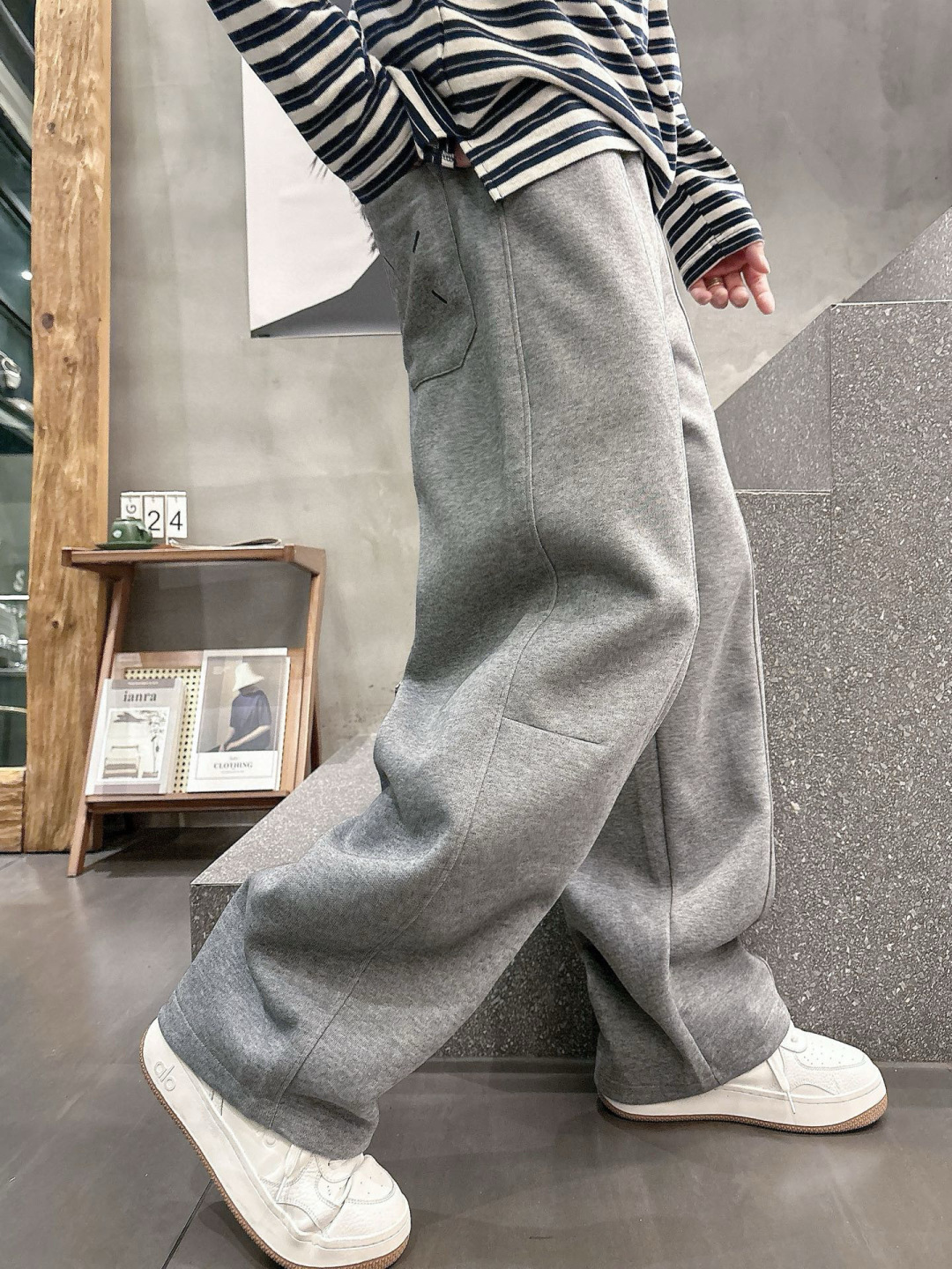 马吉拉🔥新款休闲裤，采用双纱精棉面料，裤子侧向饰有logo字母设计，辨识度颇为鲜明，弹性松紧腰边抽绳束脚